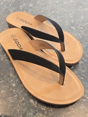Soda Black Strap Tan Footbed Women's Flip Flop Sandals NWOT Never Worn.
